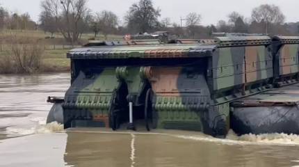 Французская компания собралась передать ВСУ 16 самоходных понтонных мостов для форсирования водных преград