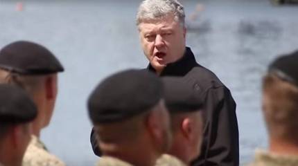 За демарш. Украинских морпехов, не снявших черные береты,  отправили в запас