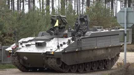 «Проблемы с потерей слуха решены»: экипажам британской БМП Ajax выдают новые наушники