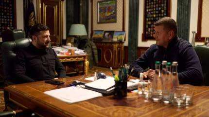 Залужный прилетел в Киев, где его принял Зеленский