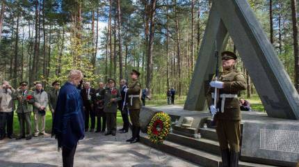 Президент Литвы в "лагере молодых стрелков" заявила, что Литву будут защищать "граждане всех национальностей"