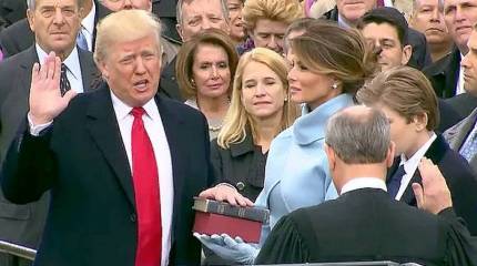 Сегодня в суде обвиняемый в уголовных преступлениях Трамп должен быть закован в наручники