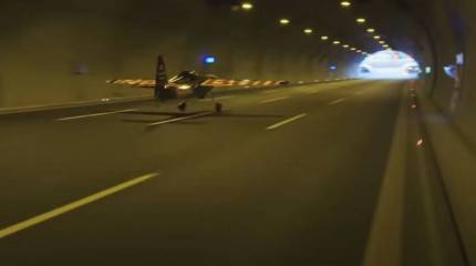 Лётчик впервые пролетел на самолёте через два автомобильных тоннеля