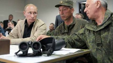 Оценив международную обстановку, Путин призвал военных "держать порох сухим"