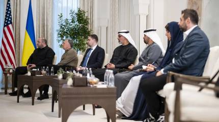 Уже без кепки, но в кроссовках: в ОАЭ опубликовали кадры с начала переговоров