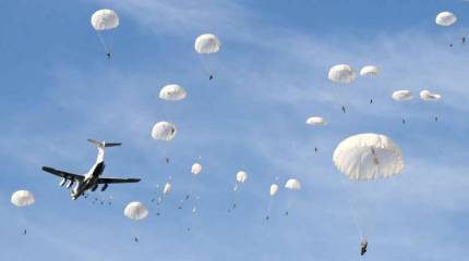 Российские десантники и подразделения сил ОДКБ высадятся на льдину в Северном Ледовитом океане