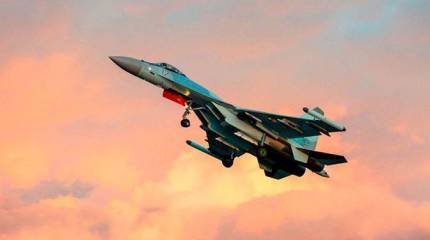 Новейшие Су-35С ведут воздушный бой на малых высотах