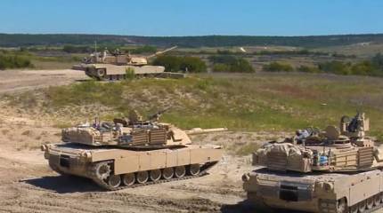 На военных учениях в США один танк выстрелил по другому