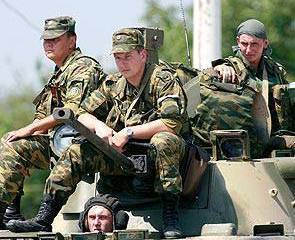 In the heat of the army will wear shorts and Panamas of different colors