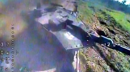 Появились кадры прилета российского FPV-дрона в танк Leopard 2A6 ВСУ