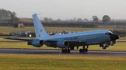 La Fuerza Aérea Británica recibió el primer avión de reconocimiento electrónico RC-135V / W Rivet Joint.