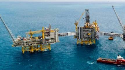 Впервые с начала 90-х цены на нефть рухнули почти на треть