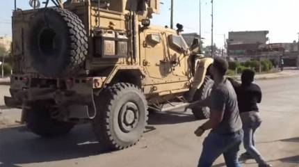 Камни и гнилые фрукты: появились кадры "проводов" курдами военных США из Камышлы