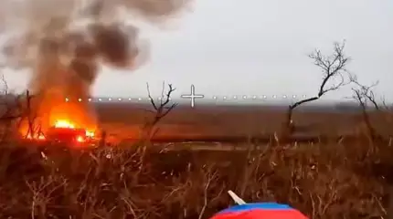 一架无人机拍到了一辆火光冲天的美军M113坦克。