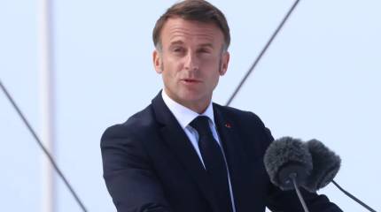 Макрон решил побегать на французской авиабазе в ОАЭ