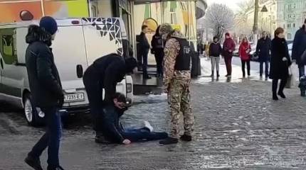 На одесском рынке люди перевернули минибус сотрудников ТЦК и прогнали их «за забор»