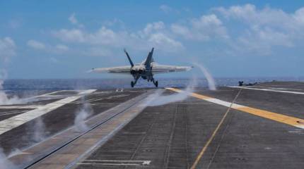 Приписанный к авианосцу «Теодор Рузвельт» истребитель F/A-18 ВМС США упал в море