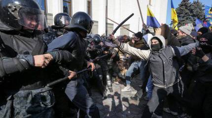Националисты устроили побоище у стен парламента в Киеве