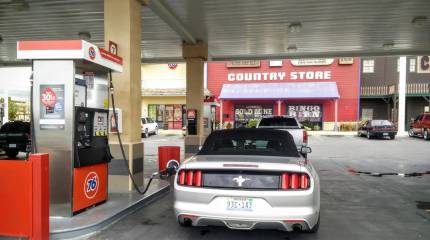 Цены на бензин в США в декабре упали до минимума за последние четыре года