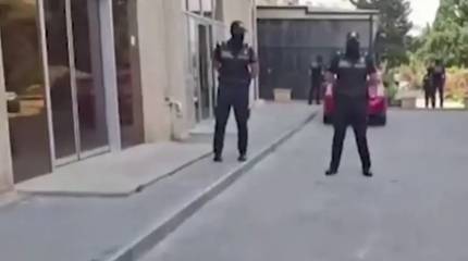 «Не можем связаться»: Российских дипломатов не пускают в офис «Sputnik-Азербайджан» в Баку, где местные силовики проводят обыск