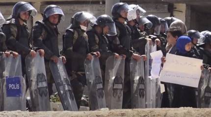 Сирия, 14 апреля: турецкая полиция разгоняет акцию протеста у трассы М4 в Идлибе