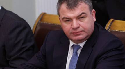 Новые версии скандала вокруг Сердюкова: семейные интриги, рука Кремля и "коллективный бунт"
