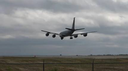 Топливозаправщик KC-135R Stratotanker ВВС США подал аварийный сигнал 7700