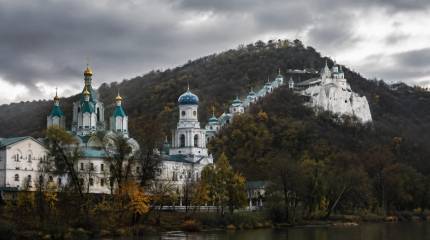 Неизвестные с ножами напали на монахов в Святогорской лавре
