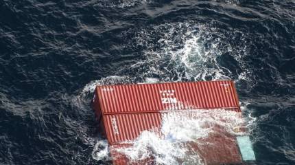 Возможна отсылка к причинам инцидента с АПЛ Connecticut: ВМС США публикуют снимки с упавшими в море контейнерами