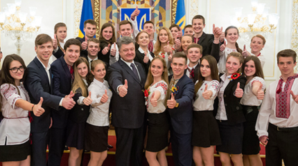 Порошенко похвалил воинственную молодёжь «уникальной» украинской нации
