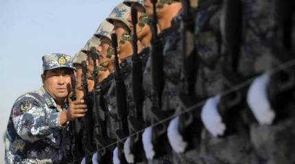 Китайский солдат стоит на китайской земле... Точнее на той, которую считает китайской