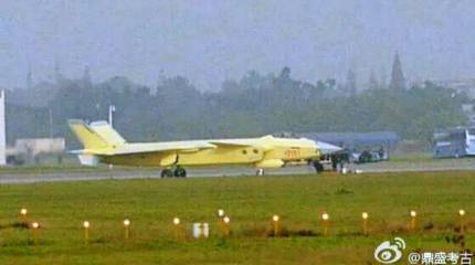 В Китае выкатили первый предсерийный образец J-20