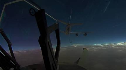 В сети обсуждается ночная дозаправка истребителя-бомбардировщика F/A-18 в грозу