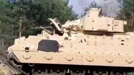 Первые поставленные на Украину БМП M2A2 Bradley пока не стали перекрашивать, оставив пустынный камуфляж