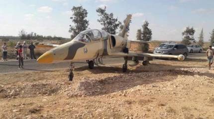 Ливийский военный самолет приземлился на автотрассе в Тунисе