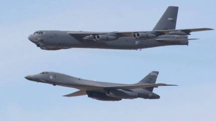 Экипажи тяжелых бомбардировщиков развлекаются стрельбой по кораблям 