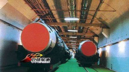 Огнедышащий китайский дракон передвигается под землей...