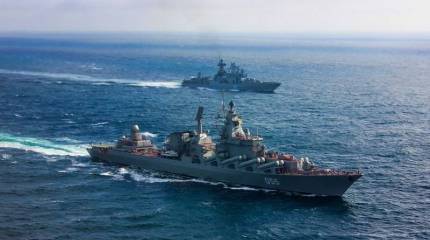 Ракетный крейсер "Маршал Устинов" и БПК "Североморск" вошли в Средиземное море