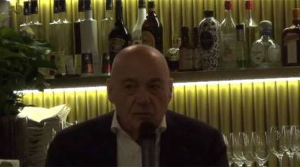 Познер на фоне зарубежного элитного алкоголя высказался о национальной идее