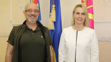 Украинцы раскритиковали министра обороны Резникова и посла США за фото с улыбками на фоне происходящего в стране