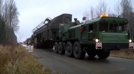 Минобороны показало кадры загрузки МБР «Ярс» в шахтную пусковую установку