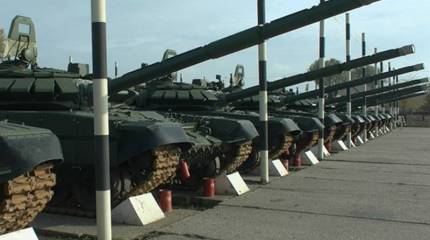 Партия модернизированных танков Т-72Б3 усилила оборону российского анклава