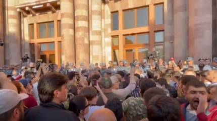 Пашинян пообещал «жёстко ответить» на действия призывающей к его отставке оппозиции