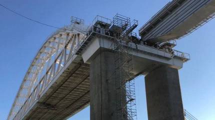 Первый железнодорожный пролёт соединили с аркой Крымского моста