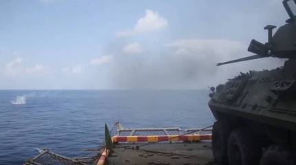 БТР защищает американский УДК от иранских лодок