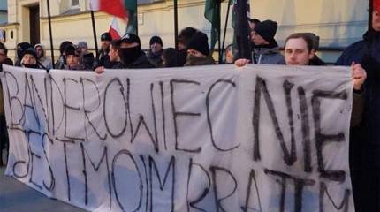 Митинг в Варшаве у стен украинского посольства: "Бандеровец мне не брат!"