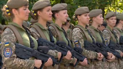 Глава Минобороны Украины: ситуация с женской обувью для парада прояснилась
