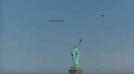 Многометровая георгиевская лента над Нью-Йорком