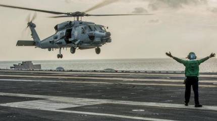 Вертолёт США MH-60 Seahawk упал на палубу авианосца "Рональд Рейган"