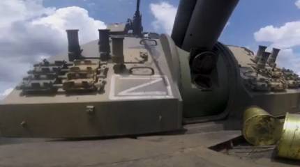 Показаны кадры удара ВС РФ по скрывшейся в заброшенном доме в поселке Инженерном на Херсонском направлении группе украинских морпехов